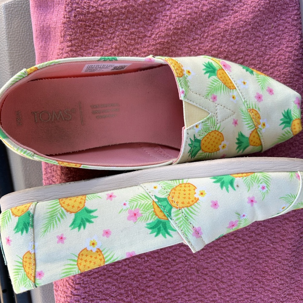 Tom’s pineapple shoes